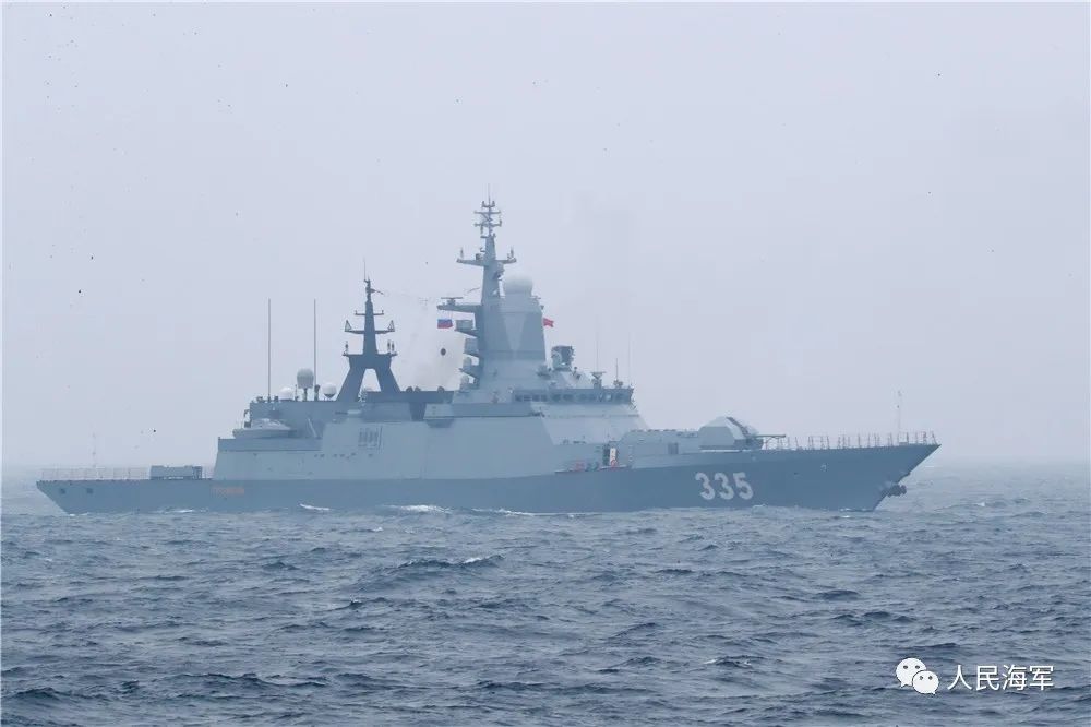 “海洋之杯”水面舰艇专业比赛“舰炮对海射击”科目比赛在青岛附近海域 进行，图为比赛现场。王墨涵 摄
