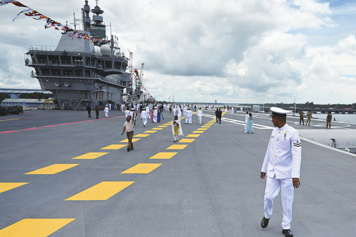 9月2日，印度在喀拉拉邦科钦造船厂为首艘国产航母“维克兰特”号举行入列仪式。图为印海军官员和嘉宾在航母甲板上参观。