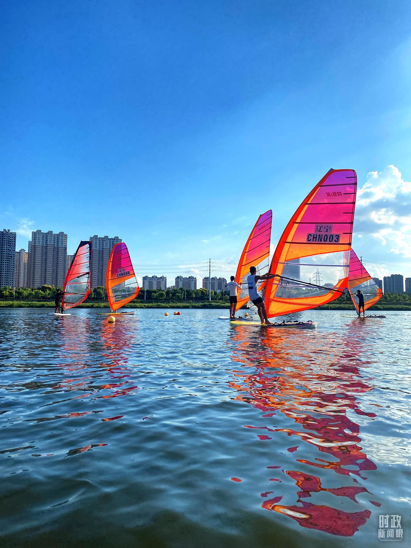 △锦州东湖森林公园，帆船帆板运动展示。（总台央视记者李辉拍摄）