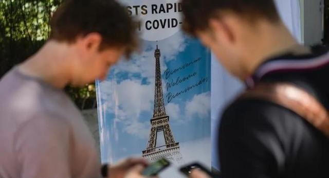 资料图：法国巴黎，游客在埃菲尔铁塔入口处进行新冠检测。