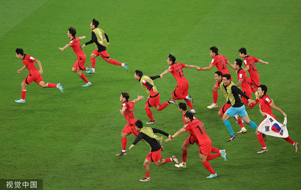 韩国全队庆祝胜利。