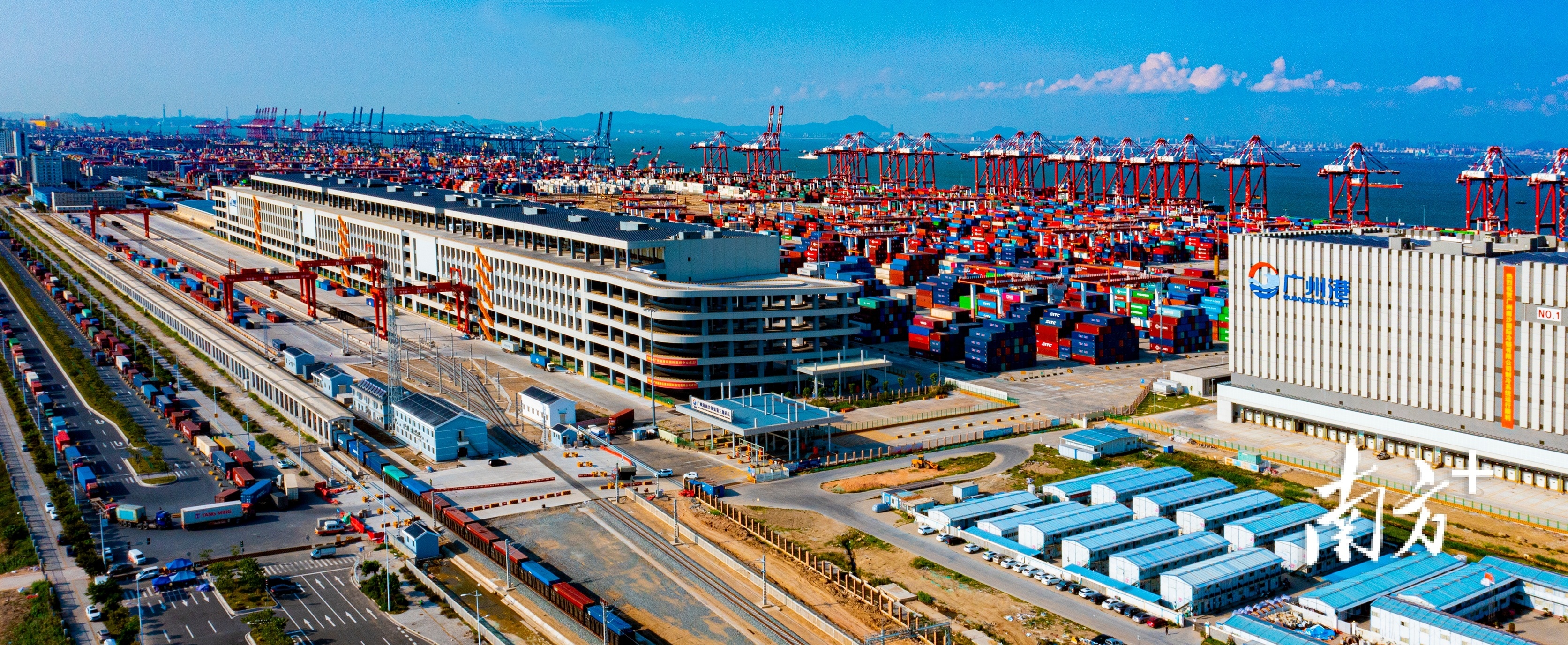 广州港南沙港区集装箱码头,国际物流园区,铁路等集疏运体系完善.