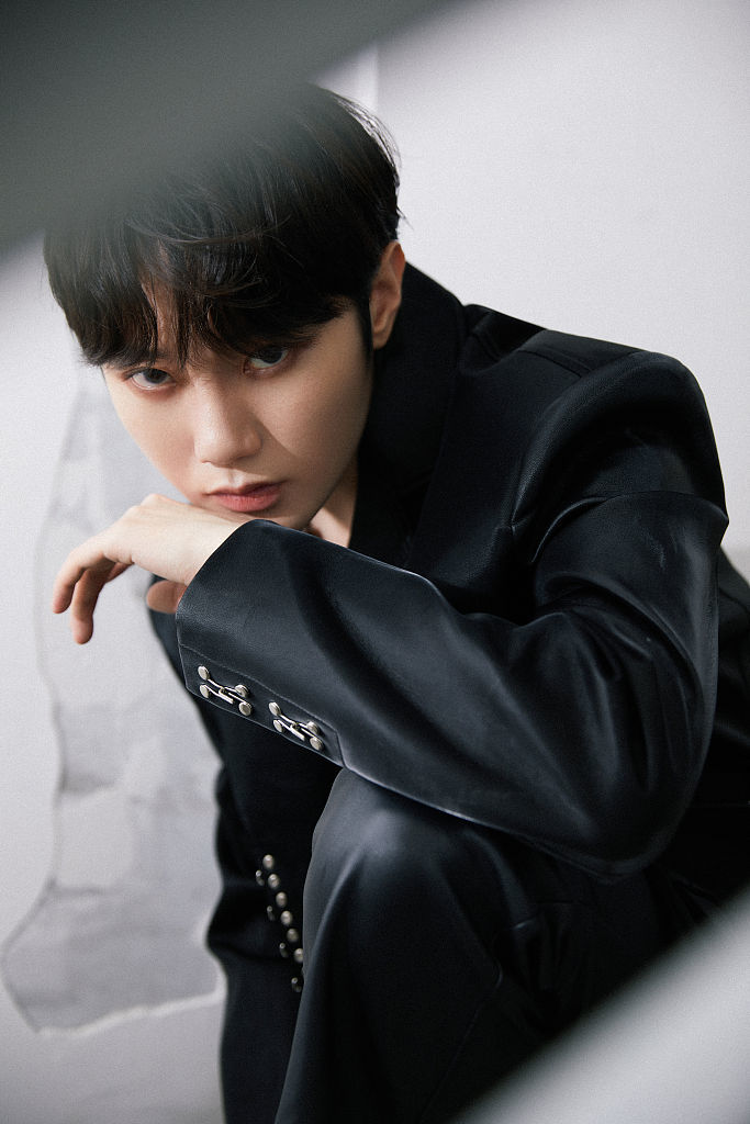 刘也野性觉醒氛围写真曝光 酷帅有型散发别样神秘魅力_凤凰网娱乐