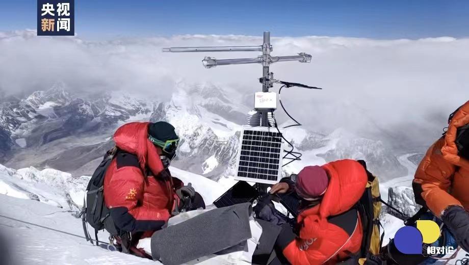 △登顶科考队员们在海拔8830米架设自动气象站