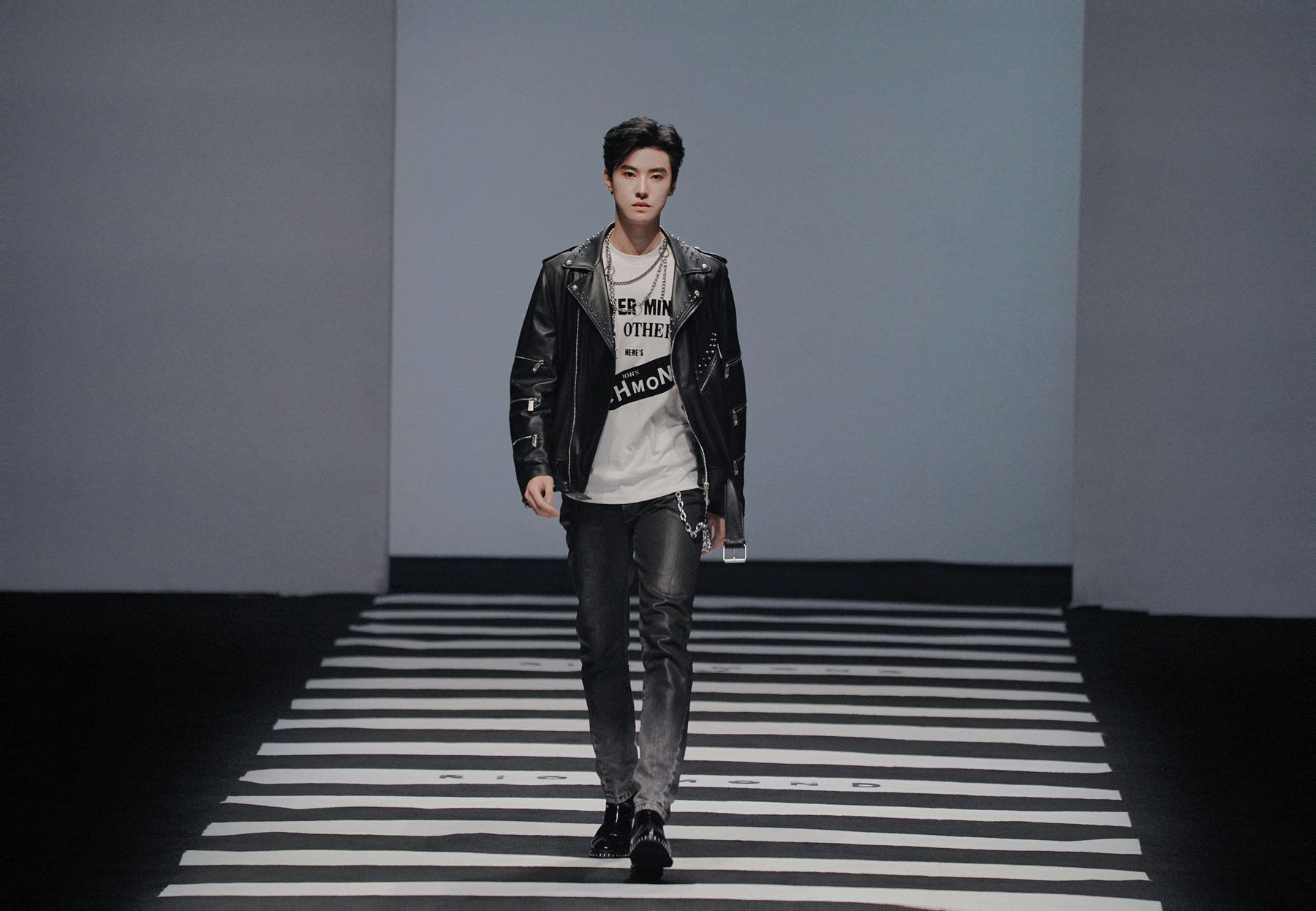 嘉羿亮相上海richmondx 2023春夏时装秀 网友齐呼"行走的衣架"__凤凰