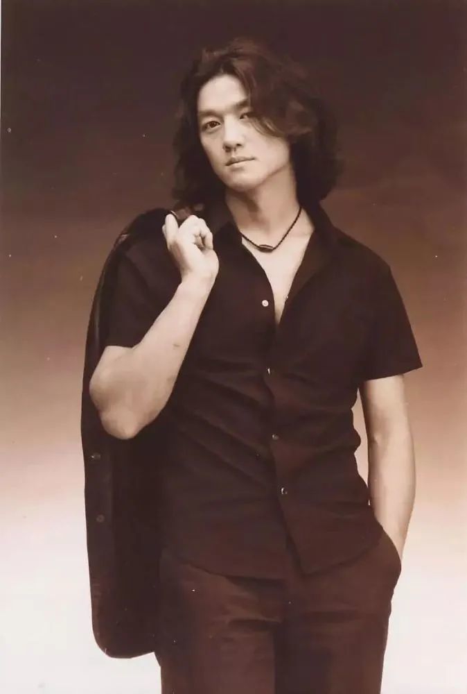 再婚娶小19岁妻子孩子都有了商场失意不耽误李亚鹏成为恋爱高手