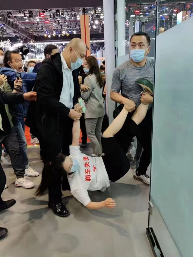 上海车展上，特斯拉工作人员曾将维权的张女士“抬四肢”拖走