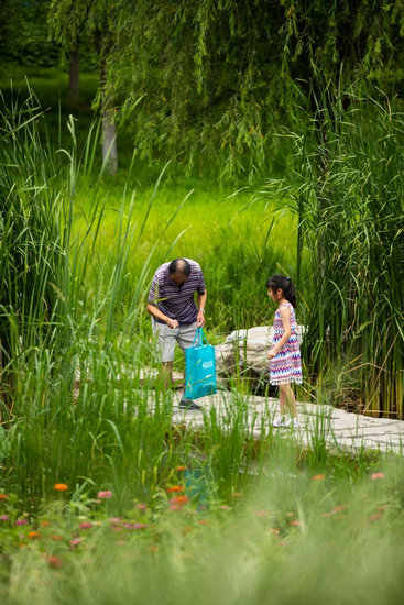 市民正在公园内游玩/摄影 郑立文