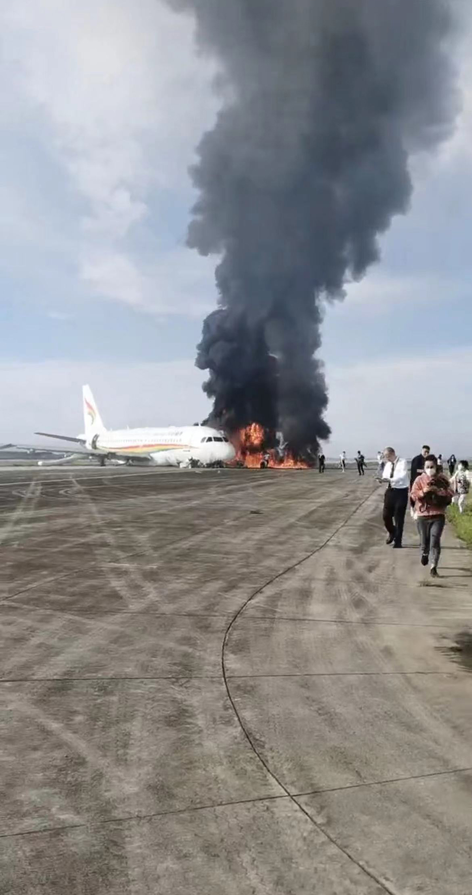 乘客回忆西藏航空一航班起火经过听到了巨响后行李架被颠开