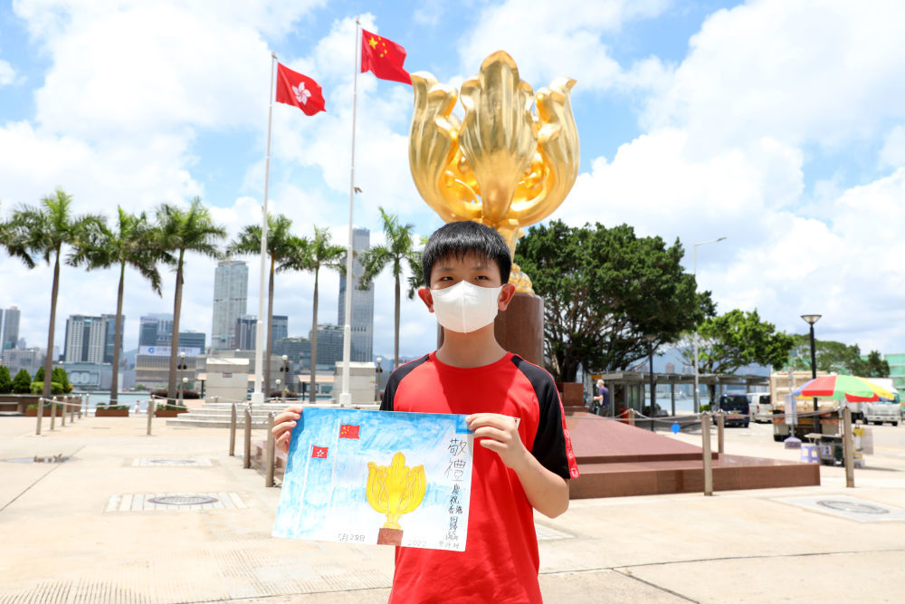 香港小學生曾祥珂帶著自己的畫作《敬禮——慶祝香港迴歸25週年》,在