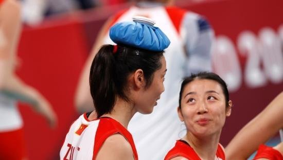 资料图：东京奥运会期间，中国队球员朱婷在比赛间隙。 中新社记者 韩海丹 摄