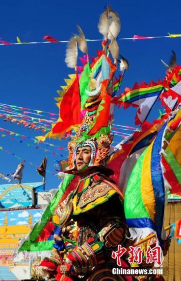 资料图：四川红原县色地乡茸塔寺的僧人为当地民众演绎著名藏戏《格萨尔王传之丹増·野沃布美》。牟静洪 摄