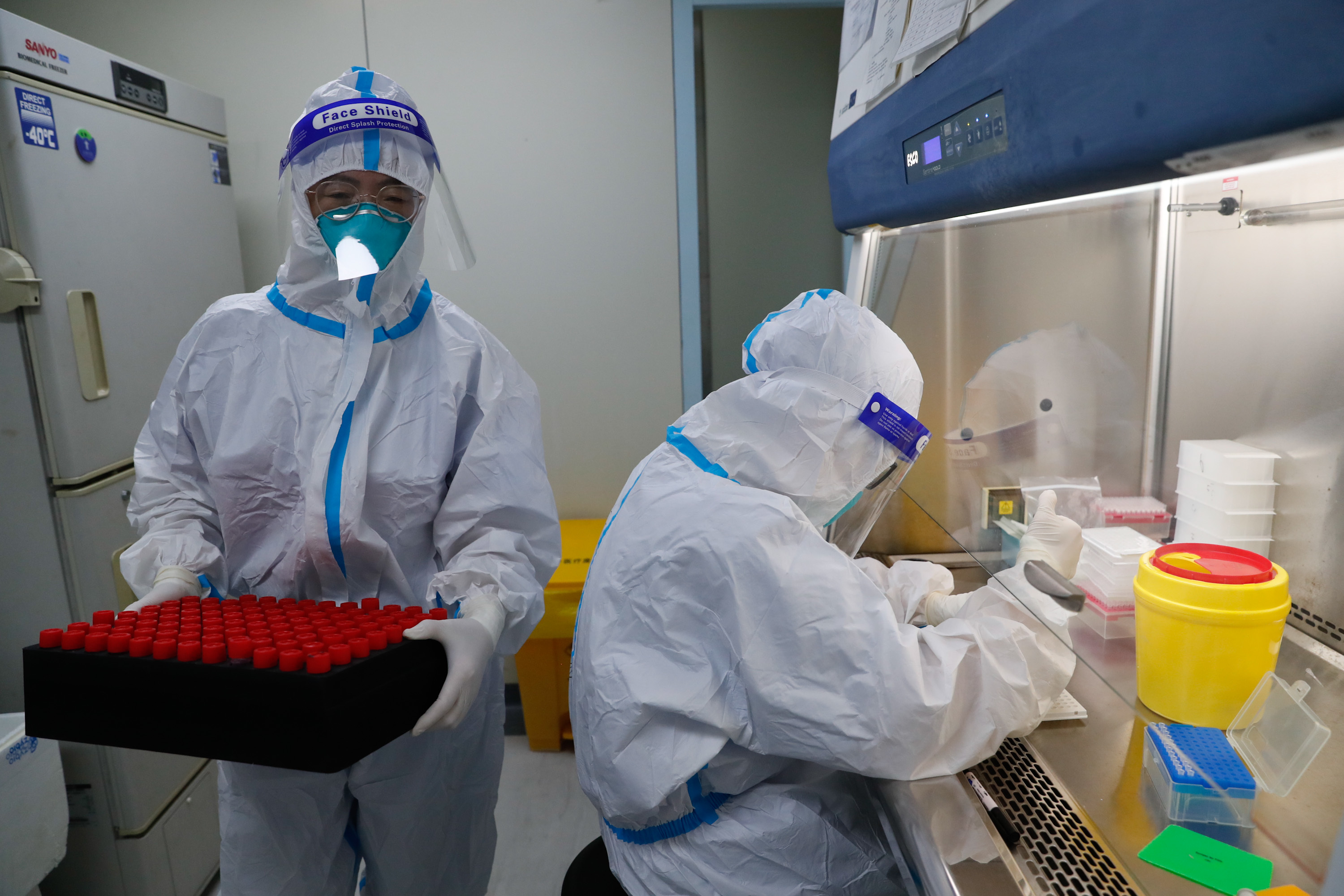 4月30日,北京大学首钢医院核酸检测实验室,检验医护人员准备提取核酸