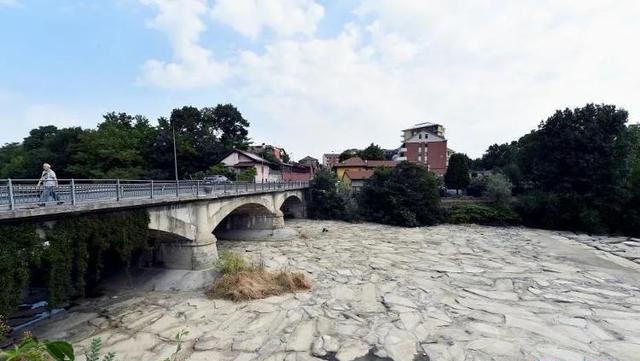 当地时间6月19日，意大利都灵省贝纳斯科，桑戈内河经历70年来最严重干旱，河床干涸见底。