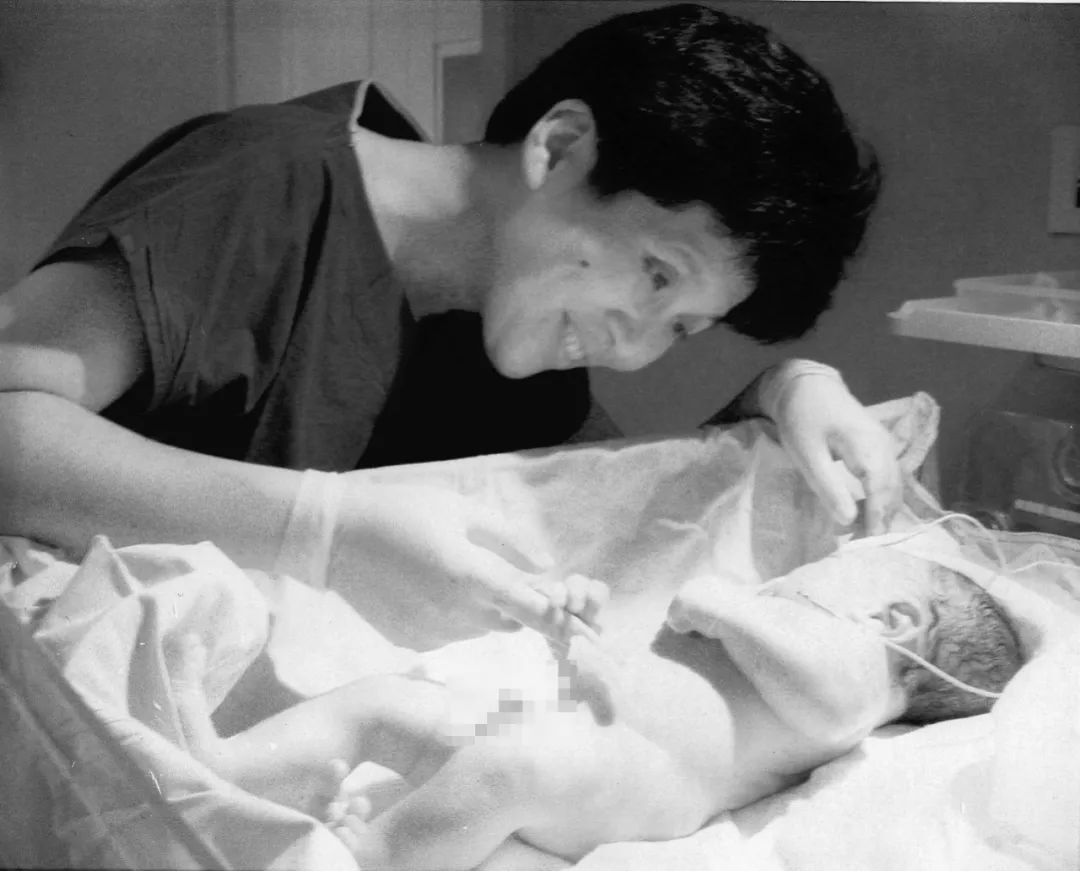 1995年,边旭明教授为新生儿做检查