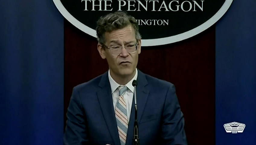 8月8日，美国国防部副部长科林·卡尔（Colin Kahl）主持简报会，直播视频截图