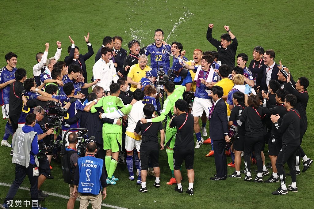 日本队庆祝小组出线