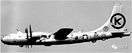 ▲B-50是海军版B-29，凭借巨大的航程可以执行长时间侦察任务，注意机身上下的自卫炮塔。