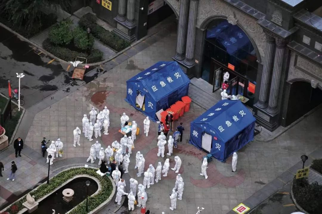 9月1日,黑龙江哈尔滨市的一处小区,工作人员分楼栋为居民测核酸。图/人民视觉