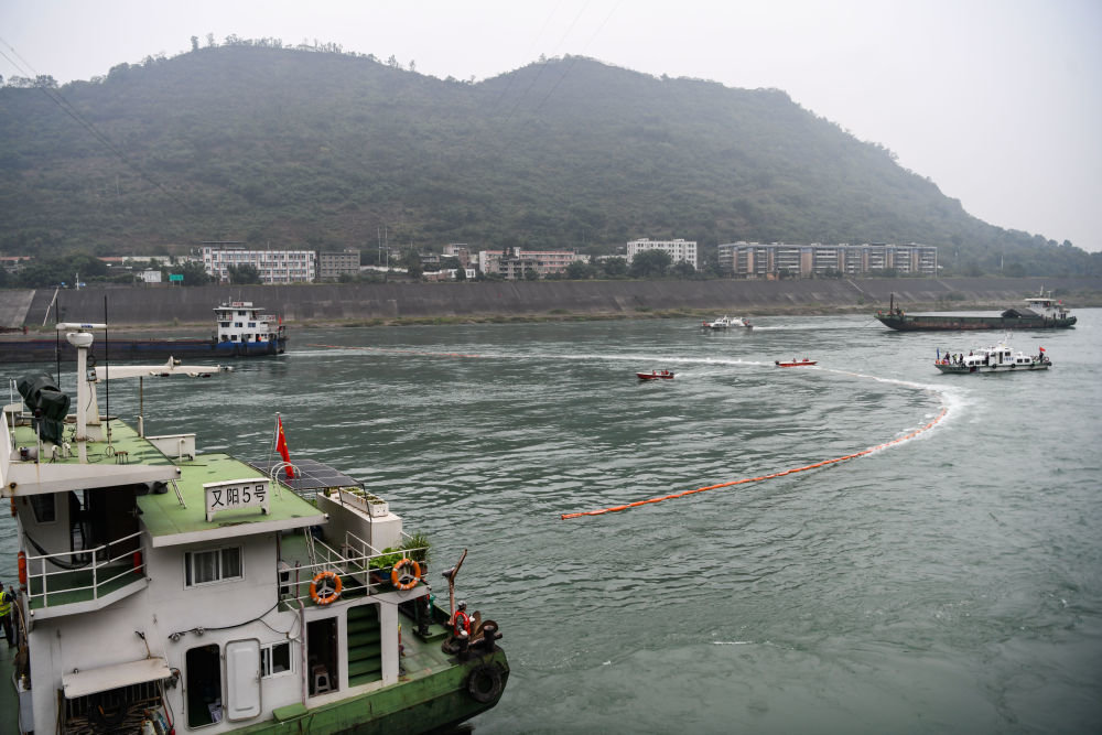 11月9日，在四川省宜宾市叙州区的长江流域突发生态环境事件应急综合演练现场，多方部门协作在金沙江面布设围油栏。新华社记者 王曦 摄