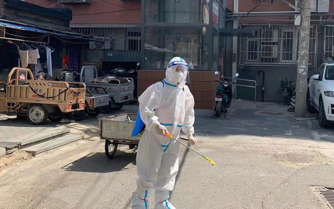 朝阳区潘家园综合执法队副队长刘春月在封控小区工作。受访者供图