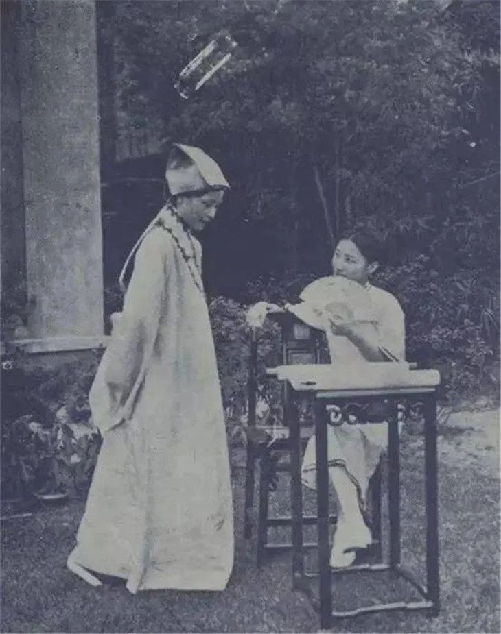 后来她与徐志摩结婚后,去到上海定居,"南唐北陆"才得以相识,陆小曼和