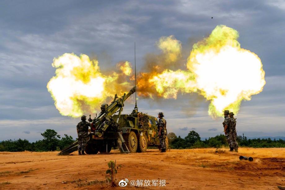 近日,第72集团军某旅炮兵营展开全要素实弹演练,充分检验旅属炮兵群精打快撤、协同作战能力。