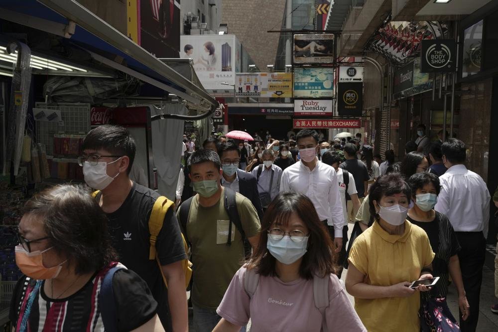 大街小巷中的香港市民（图源：AP News）