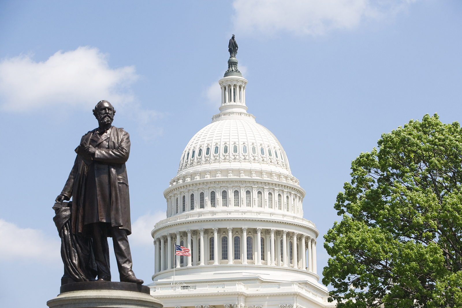 美国政商界一晚宴后80人新冠检测呈阳性多名国会议员相继确诊美国会山