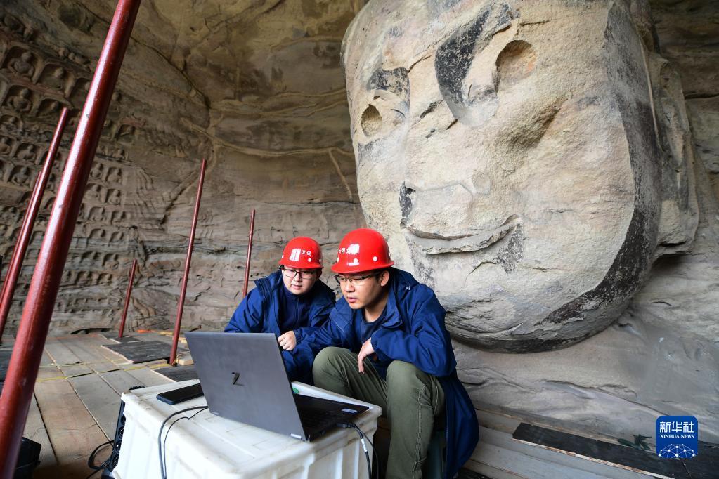 5月11日，在云冈石窟第17窟，工作人员在分析采集到的石窟数据信息。新华社记者 杨晨光 摄