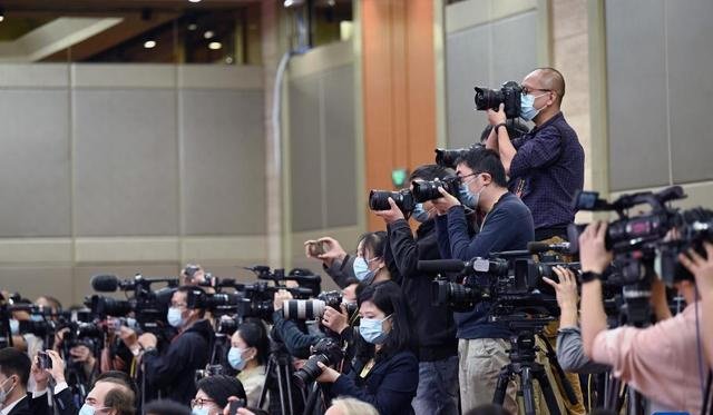 10月15日，中国共产党第二十次全国代表大会新闻发言人孙业礼在北京人民大会堂举行新闻发布会。这是媒体记者在分会场采访拍摄。新华社记者 金良快 摄