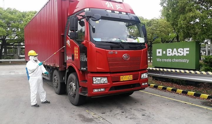 工作人員在位于上海市金山區的巴斯夫護理化學品（上海）有限公司工廠對貨車進行消殺（4月15日攝）。新華社記者 丁汀 攝