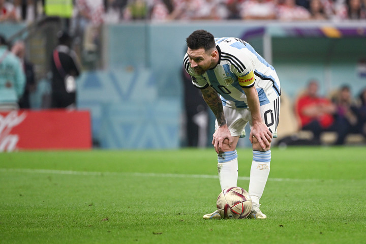 12月13日，阿根廷队球员梅西在比赛中准备主罚点球。新华社记者 李尕 摄