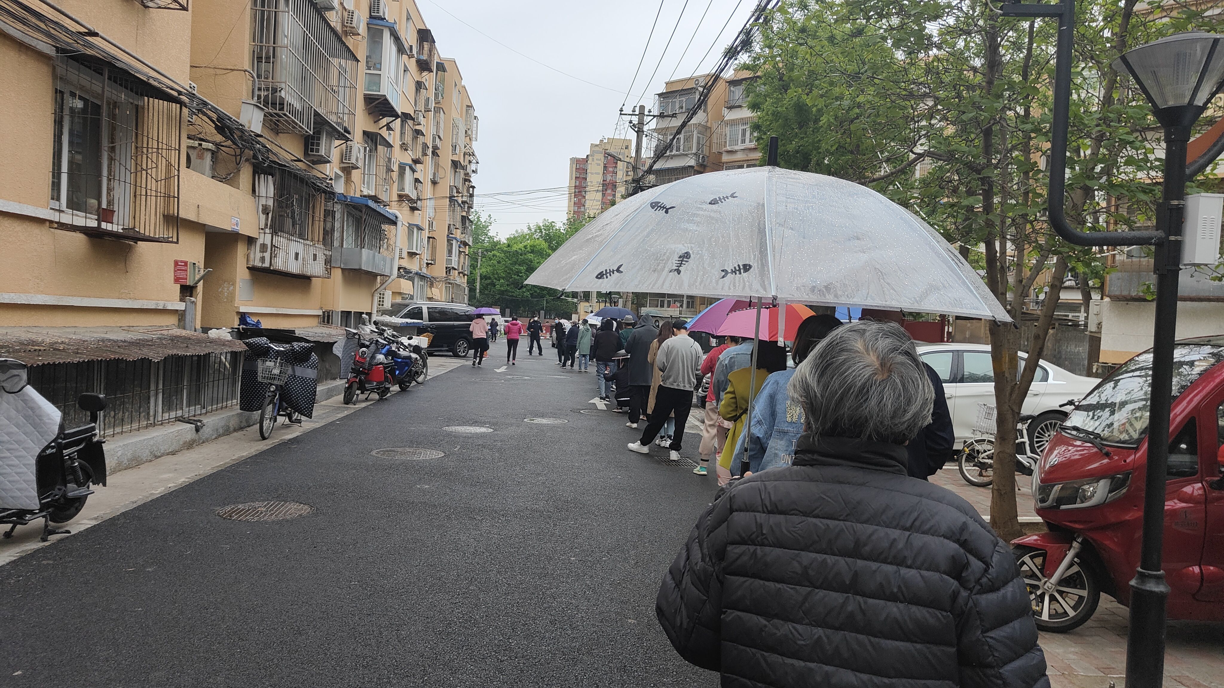 4月27日,北京松榆里社区松五小区内,居民们正在排队做核酸检测.