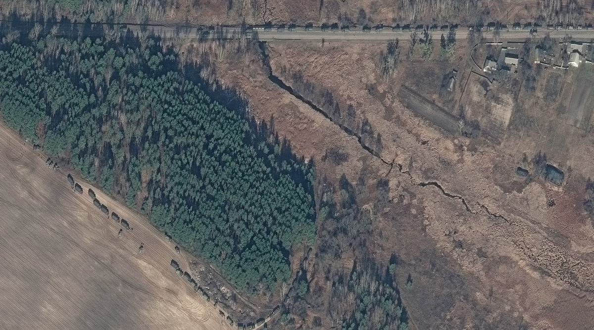 当地时间2022年2月27日，卫星图像显示，大规模俄罗斯地面部队集结乌克兰伊万科夫，并正在向基辅方向移动。