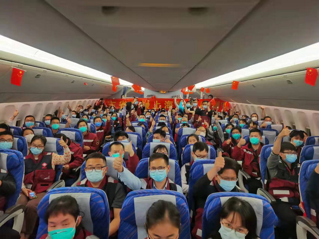 4月3日，广东300名医护驰援上海。本文图片 受访者供图