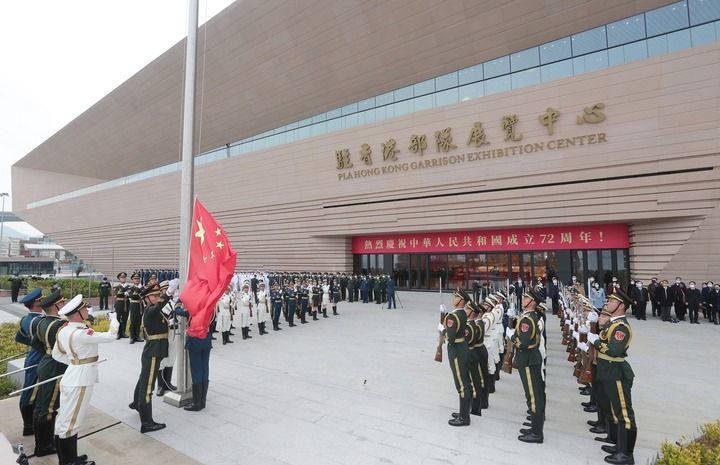 ↑官兵在驻香港部队展览中心组织升国旗仪式（2021年12月28日摄）。新华社发（汤方律 摄）