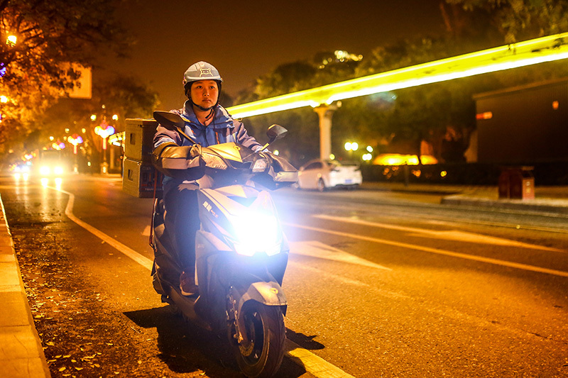 2018年11月28日，西安，一名外卖骑手骑着电动车穿梭在曲江的大街小巷。视觉中国 资料图