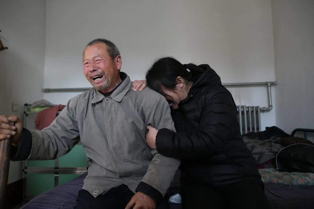 2016年12月2日，河北石家庄，得知聂树斌被改判无罪的结果后，聂树斌的父亲和姐姐放声大哭。 （视觉中国/图）