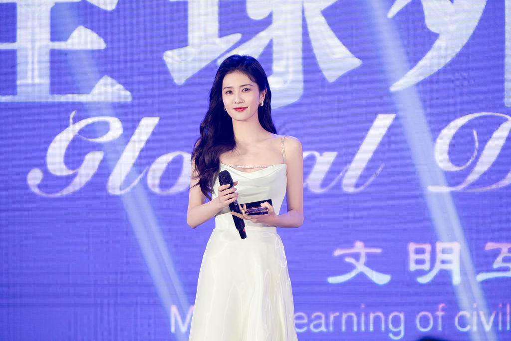 白鹿出席全球外交官中国文化之夜流光礼裙尽显浪漫优雅