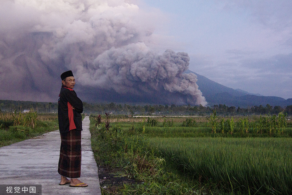 当地时间12月4日，印尼东爪哇省塞梅鲁火山开始大规模喷发。本文图片  人民视觉