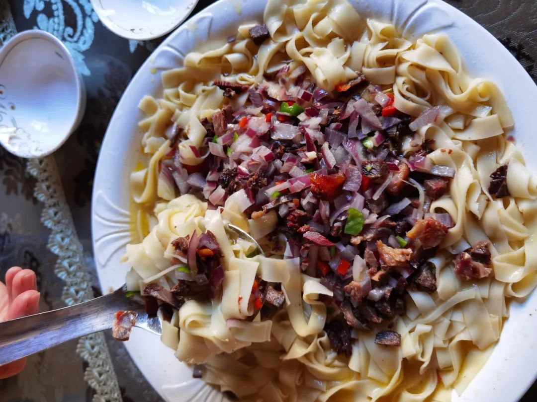 新疆美食:伊宁餐厅里的马肉纳仁__凤凰网