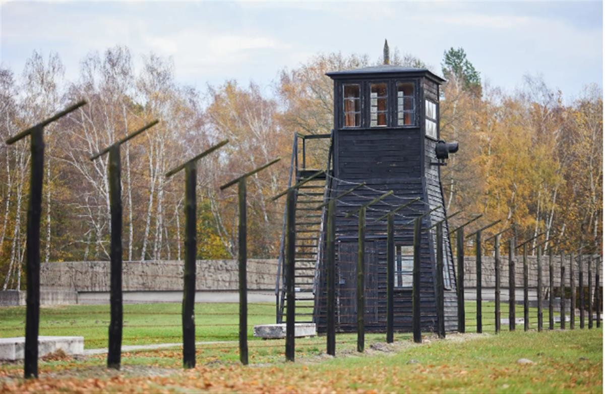 集中营的纳粹看守塔（图片来源：纽约邮报）
