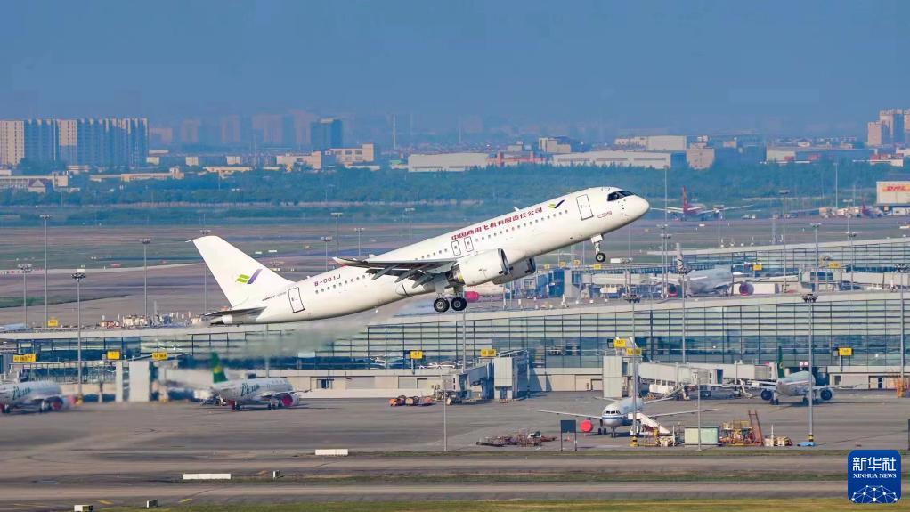 2022年5月14日6时52分，编号为B-001J的C919大飞机从上海浦东机场第4跑道起飞，于9时54分安全降落，标志着中国商飞公司即将交付首家用户的首架C919大飞机首次飞行试验圆满完成。新华社发
