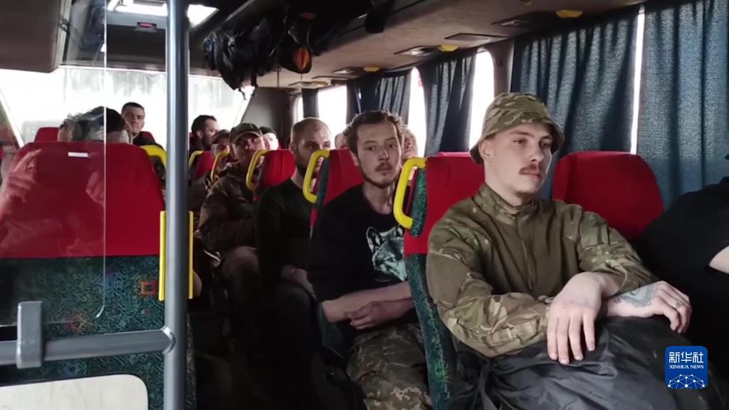 5月16日，在马里乌波尔，乌克兰士兵坐在汽车里。