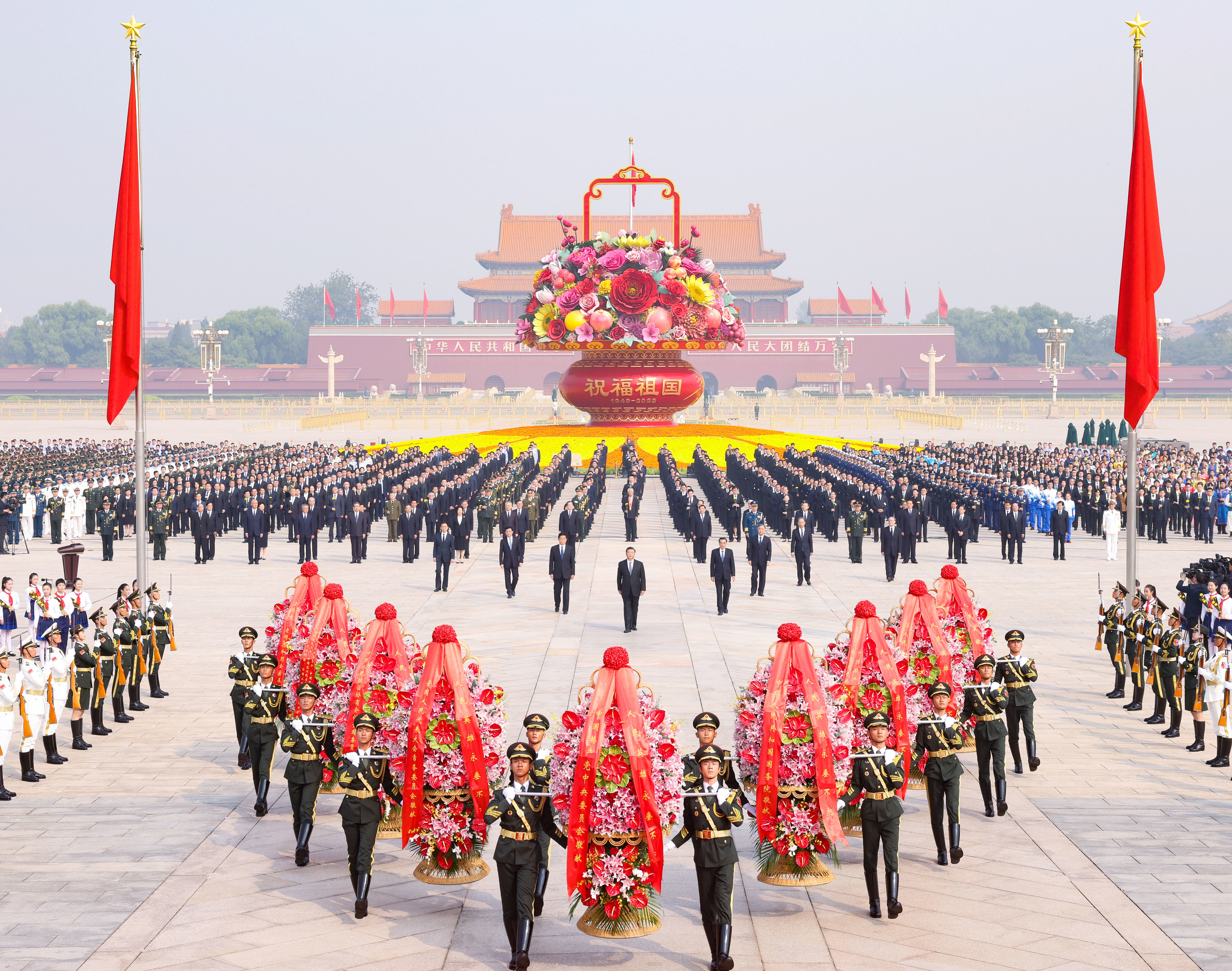 9月30日上午，党和国家领导人习近平、李克强、栗战书、汪洋、王沪宁、赵乐际、韩正、王岐山等来到北京天安门广场，出席烈士纪念日向人民英雄敬献花篮仪式。