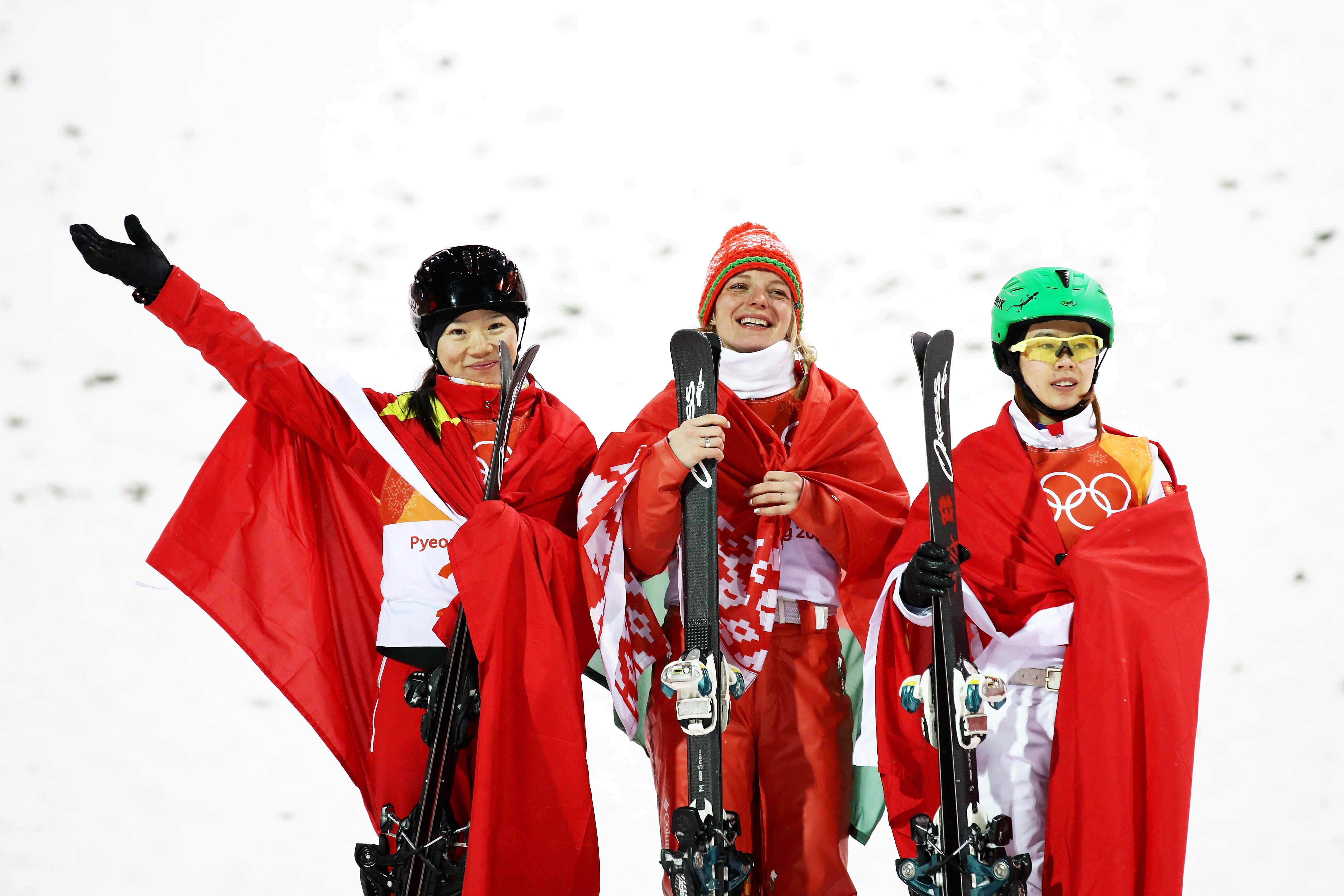 冬奥会金牌升国旗图片