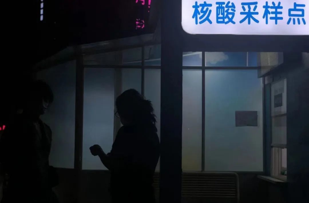 〓 有时候，他们一天做两三次核酸。