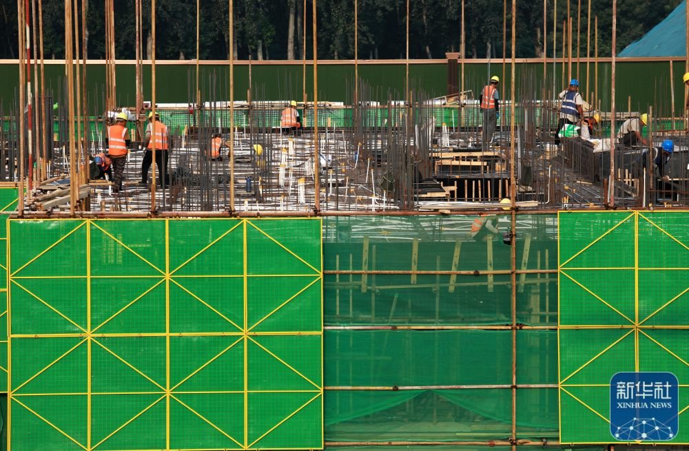 9月10日,建筑工人在河北石家庄市新华区前太保村改造回迁工程工地施工