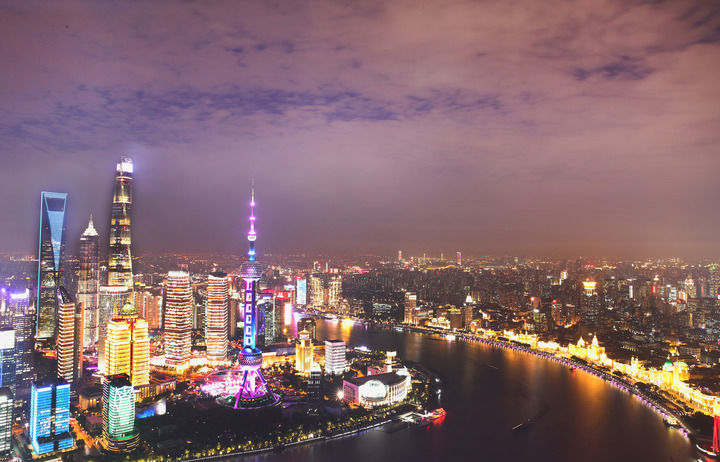 从上海白玉兰广场顶楼俯瞰浦东陆家嘴夜色（2020年10月18日摄，多重曝光图）。新华社记者 方喆 摄